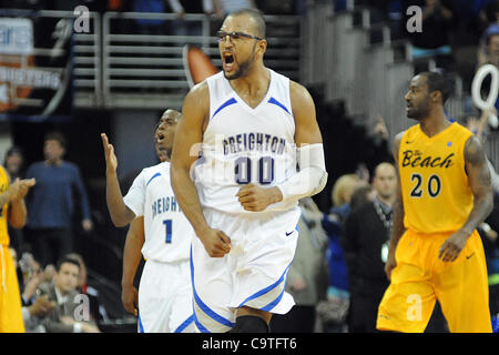 Febbraio 19, 2012 - Omaha, Nebraska, Stati Uniti - Creighton center Gregorio Echenique (00) reagisce alla chiamata dando il Bluejays la palla con il punteggio legato e a meno di un minuto per andare nel gioco. Creighton sconfitto Long Beach Stato 81-79 in un gioco di BracketBuster ha suonato presso il Centro CenturyLink in Omaha, N Foto Stock