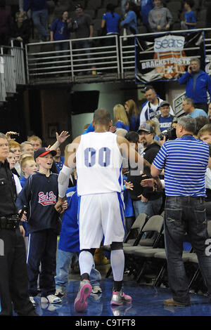 Febbraio 19, 2012 - Omaha, Nebraska, Stati Uniti - Creighton center Gregorio Echenique (00) salutare i tifosi dopo la Creighton sconfitto Long Beach Stato 81-79 in un gioco di BracketBuster ha suonato presso il Centro CenturyLink in Omaha, Nebraska. (Credito Immagine: © Steven Branscombe/Southcreek/ZUMApress.com) Foto Stock