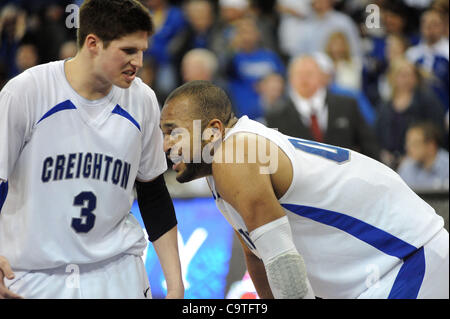 Febbraio 19, 2012 - Omaha, Nebraska, Stati Uniti - Creighton avanti Doug McDermott (3) e Creighton center Gregorio Echenique (00) preparatevi a giocare l'ultima .3 secondi del gioco dopo aver Creighton ha preso il piombo. Creighton sconfitto Long Beach Stato 81-79 in un gioco di BracketBuster ha suonato presso il Centro CenturyLink Foto Stock