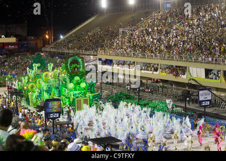 Rio de Janeiro, Brasile, 19 Febbraio 2012 - Samba schoolInnocent di Belford Roxo dal gruppo di accesso nella sua presentazione sfilata nel Sambodromo, il primo giorno di Rio de Janeiro famoso carnevale. Foto Stock