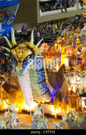 Rio de Janeiro, Brasile, 19 Febbraio 2012 - Rio de Janeiro, Brasile. Scuola di Samba innocente di Belford Roxo dal gruppo di accesso inizia la sua presentazione sfilata nel Sambodromo, il primo giorno di Rio de Janeiro 2012 carnevale. La scuola di samba che vincere la parata, il prossimo anno sarà passare al gruppo principale. Foto Stock