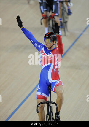 Londra, Inghilterra, 12-02-18. Sir Chris HOY (GB) celebra la vittoria negli uomini Kieren finale al UCI di Coppa del Mondo di Ciclismo su pista, velodromo olimpico, Londra. Parte di Londra si prepara Olympic preparati. Foto Stock