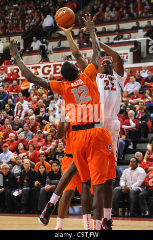 Febbraio 19, 2012 - Newark, New Jersey, Stati Uniti - Rutgers Scarlet Knights avanti Kadeem Jack (22) spara un ponticello su Siracusa centro Orange Baye Keita (12) durante la seconda metà del NCAA orientale grande azione di pallacanestro tra #2 di Siracusa e di Rutgers al Louis Brown centro atletico. Siracusa sconfitto Rutgers 74- Foto Stock