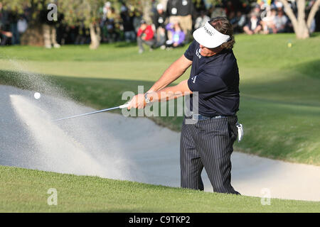 Febbraio 19, 2012 - Pacific Palisades, California, Stati Uniti - 02/19/12 Pacific Palisades: Phil Mickelson hits al di fuori di un bunker durante la morte improvvisa dei playoff round del Northern Trust Open svoltasi al Riviera Country Club (credito Immagine: © Michael Zito/eclipse/ZUMAPRESS.com) Foto Stock
