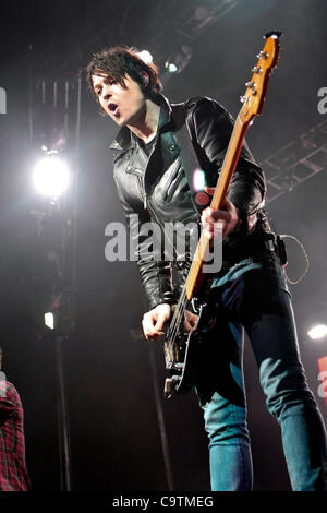 Febbraio 19, 2012 - Toronto, Canada - Francese canadese pop punk band Simple Plan esegue presso la Air Canada Centre. Nella foto, il bassista David Desrosiers. Foto Stock