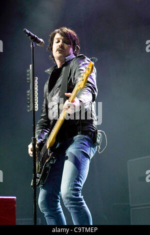 Febbraio 19, 2012 - Toronto, Canada - Francese canadese pop punk band Simple Plan esegue presso la Air Canada Centre. Nella foto, il bassista David Desrosiers. Foto Stock