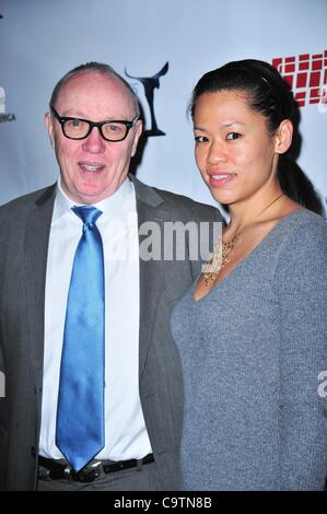 Terry George, Tiffany Chen di presenze per 64th 2012 Annuale Writers Guild of America WGA Awards, B.B. King Blues Club, New York, NY, 19 febbraio 2012. Foto di: Gregorio T. Binuya/Everett Collection Foto Stock