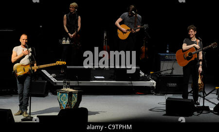 Cantante britannico Sting suona dal vivo al concerto a Praga il 18 febbraio 2012 durante il suo ritorno a Bass tour. (CTK foto/Stanislav Zbynek) Foto Stock