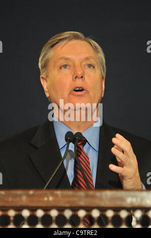 Il Cairo, Egitto - 20 Febbraio 2012 -- Il senatore Lindsey Graham (Sud Carolina) parla con la stampa dopo una breve visita in Egitto dove lui e la bi-partigiano Comitato del Senato trip (tra cui il senatore Jeff Beauregard, il Senatore John Hoeven, Il senatore John McCain e il senatore Richard Blumenthal) si è incontrato con Egyp Foto Stock