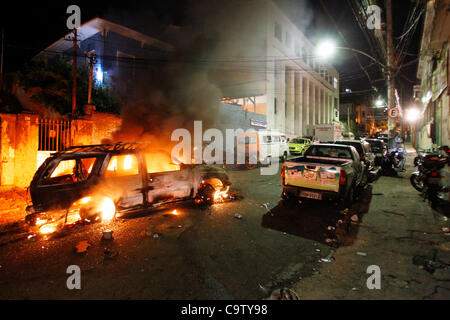 Rio de Janeiro, 20 febbraio 2012 - La polizia ha arrestato il capo dei trafficanti di droghe in São Carlos favela, in rappresaglia della comunità mettono il fuoco su una macchina della polizia. Intenso fuoco incrociato tra la polizia e i banditi si verificano e uno studente di 14 anni è stato ucciso in loco, altre due persone ottenere feriti. Foto Stock