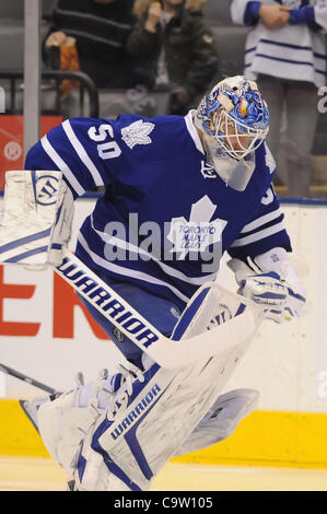 Febbraio 21, 2012 - Toronto, Ontario, Canada - Toronto Maple Leafs goalie Jonas Gustavsson (50) pattini sul ghiaccio per il warmup prima della riproduzione del New Jersey Devils a Air Canada Centre. (Credito Immagine: © Keith Hamilton/Southcreek/ZUMAPRESS.com) Foto Stock