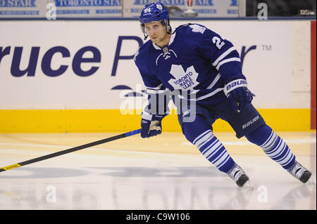 Febbraio 21, 2012 - Toronto, Ontario, Canada - Toronto Maple Leafs defenceman John-Michael Liles (24) durante le prove prima della riproduzione del New Jersey Devils a Air Canada Centre. (Credito Immagine: © Keith Hamilton/Southcreek/ZUMAPRESS.com) Foto Stock