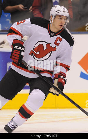 Febbraio 21, 2012 - Toronto, Ontario, Canada - New Jersey Devils avanti Zach Parise (9) durante il riscaldamento prima della riproduzione del Toronto Maple Leafs all'Air Canada Centre. (Credito Immagine: © Keith Hamilton/Southcreek/ZUMAPRESS.com) Foto Stock