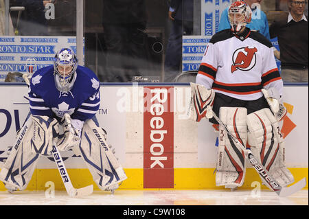 Febbraio 21, 2012 - Toronto, Ontario, Canada - Toronto Maple Leafs goalie James Reimer (34) e New Jersey Devils goalie Johan Hedberg (1) durante il riscaldamento prima del gioco presso la Air Canada Centre. (Credito Immagine: © Keith Hamilton/Southcreek/ZUMAPRESS.com) Foto Stock