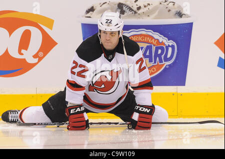 Febbraio 21, 2012 - Toronto, Ontario, Canada - New Jersey Devils avanti Eric Boulton (22) durante il riscaldamento prima della partita contro il Toronto Maple Leafs all'Air Canada Centre. (Credito Immagine: © Keith Hamilton/Southcreek/ZUMAPRESS.com) Foto Stock