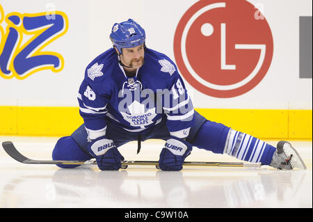 Febbraio 21, 2012 - Toronto, Ontario, Canada - Toronto Maple Leafs avanti Mike Brown (18) durante il riscaldamento prima della partita con il New Jersey Devils a Air Canada Centre. (Credito Immagine: © Keith Hamilton/Southcreek/ZUMAPRESS.com) Foto Stock