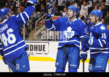 Febbraio 21, 2012 - Toronto, Ontario, Canada - Toronto Maple Leafs avanti Tim Connolly (12) celebra il suo obiettivo nel primo periodo. Il New Jersey Devils condurre il gioco 2 -1 contro il Toronto Maple Leafs all'Air Canada Centre. (Credito Immagine: © Keith Hamilton/Southcreek/ZUMAPRESS.com) Foto Stock