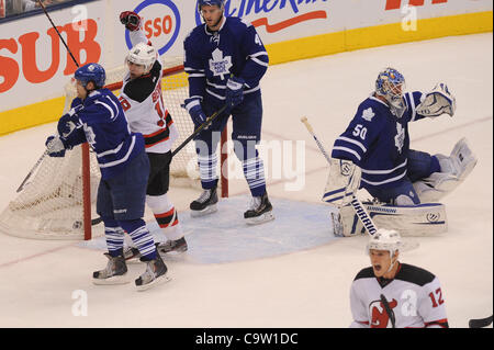 Febbraio 21, 2012 - Toronto, Ontario, Canada - New Jersey Devils avanti Alexei Ponikarovsky (12) punteggi nel secondo periodo. Il New Jersey Devils portano il Toronto Maple Leafs 3 - 2 dopo 2 periodi. (Credito Immagine: © Keith Hamilton/Southcreek/ZUMAPRESS.com) Foto Stock