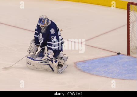 Febbraio 21, 2012 - Toronto, Ontario, Canada - Toronto Maple Leafs goalie Jonas Gustavsson (50) ha il puck e passare attraverso le sue gambe ma ampia della rete nel terzo periodo di azione. Il New Jersey Devils sconfitto il Toronto Maple Leafs 4 - 3 in lavoro straordinario presso la Air Canada Centre. (Credito Immagine: © Keith Hamilton/So Foto Stock