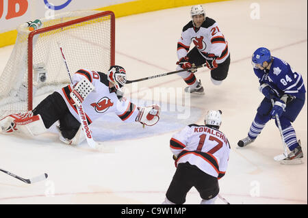 Febbraio 21, 2012 - Toronto, Ontario, Canada - New Jersey Devils goalie Martin Brodeur (30) scompostamente in tutta la rete, mentre Toronto Maple Leafs avanti Mikhail Grabovski (84) cerca di controllare il rimbalzo delle ore di lavoro straordinario. Il New Jersey Devils sconfitto il Toronto Maple Leafs 4 - 3 in lavoro straordinario presso la Air Canada Foto Stock