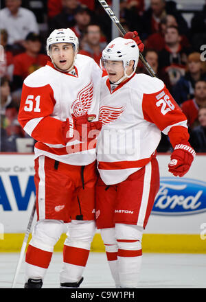 Febbraio 21, 2012 - Chicago, Illinois, Stati Uniti - Detroit ala sinistra Jiri Hudler (26) si congratula con il centro di Detroit Valtteri Filppula (51) dopo il suo primo periodo obiettivo durante il gioco NHL tra Chicago Blackhawks e le ali rosse di Detroit al United Center di Chicago, IL. Il Blackhawks sconfitto il rosso Foto Stock