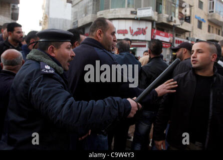 Febbraio 23, 2012 - Ramallah, West Bank, Territorio palestinese - decine di palestinesi i sostenitori del Presidente siriano Bashar al-Assad è scontro con decine di persone contro il regime di Assad nella West Bank città di Ramallah, il 22 febbraio 2012, costringendo la polizia a intervenire per separarli. Foto di Foto Stock