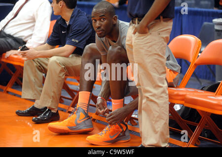 Febbraio 22, 2012 - Syracuse, New York, Stati Uniti - Siracusa centro Orange Baye Keita (12) stringe i lacci sul scarpe speciali che andare con le Nike platinum uniformi che la Orange di indossare per la partita contro il South Florida tori al Carrier Dome in Syracuse, New York. (Credito Immagine: © Michael Jo Foto Stock