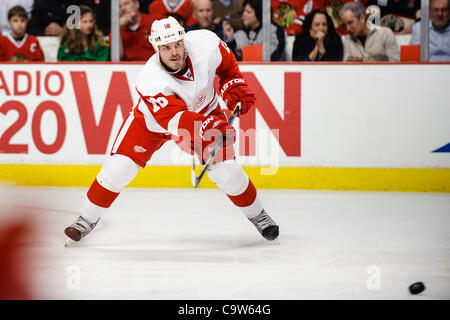 Febbraio 21, 2012 - Chicago, Illinois, Stati Uniti - Detroit defenceman Ian White (18) cancella il disco durante il gioco NHL tra Chicago Blackhawks e le ali rosse di Detroit al United Center di Chicago, IL. Il Blackhawks sconfitto il Red Wings 2-1. (Credito Immagine: © John Rowland/Southcreek/ZUMAPRESS.c Foto Stock