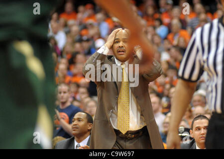 Febbraio 22, 2012 - Syracuse, New York, Stati Uniti - South Florida Bulls head coach Stan Heath reagisce a una chiamata nel primo semestre contro Siracusa arancione al Carrier Dome in Syracuse, New York. Siracusa conduce South Florida 24-20 a metà. (Credito Immagine: © Michael Johnson/Southcreek/ZUMAPRESS.com) Foto Stock