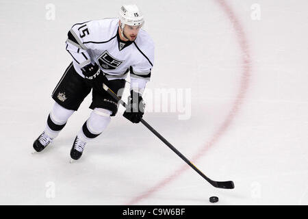 Febbraio 22, 2012 - Denver, Colorado, negli Stati Uniti - Los Angeles Kings center Brad Richardson (15) controlla il puck nel primo periodo contro il Colorado Avalanche. Il Colorado Avalanche ha ospitato il re de Los Angeles presso il Pepsi Center di Denver, CO. (Credito Immagine: © Isaia Downing/Southcreek/ZUMA Foto Stock