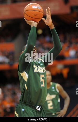 Febbraio 22, 2012 - Syracuse, New York, Stati Uniti - South Florida Bulls guard Jawanza Polonia (5) colpi della seconda metà fallo sparato contro il Syracuse Orange al Carrier Dome in Syracuse, New York. Siracusa sconfitto South Florida 56-48. (Credito Immagine: © Michael Johnson/Southcreek/ZUMAPRESS.com) Foto Stock