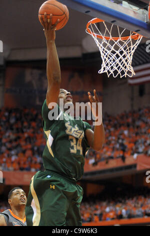 Febbraio 22, 2012 - Syracuse, New York, Stati Uniti - South Florida Bulls guard Hugh Robertson (34) termina il lay-up nella seconda metà contro il Syracuse Orange al Carrier Dome in Syracuse, New York. Siracusa sconfitto South Florida 56-48. (Credito Immagine: © Michael Johnson/Southcreek/ZUMAPRESS.com) Foto Stock