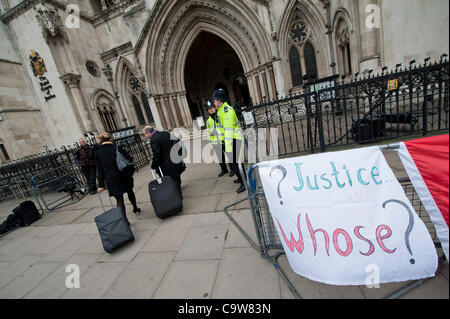 Occupare Londra, rappresentato da Tammy Samede, George Barda , Daniel Ashman e i loro consigli MichaelPaget falliscono nel loro ricorso in tribunale. Ciò significa che il loro sfratto è ora in grado di procedere. Royal Courts of Justice, Londra, UK, 22 febbraio 2012. Foto Stock