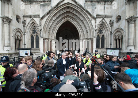 Occupare Londra, rappresentato da Tammy Samede (2R), George Barda (C capelli scuri) , Daniel Ashman (L) e i loro consigli MichaelPaget (2 L) falliscono nel loro ricorso in tribunale. Ciò significa che il loro sfratto è ora in grado di procedere. Royal Courts of Justice, Londra, UK, 22 febbraio 2012. Foto Stock