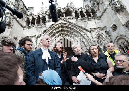 Occupare Londra, rappresentato da Tammy Samede (2R), George Barda (C capelli scuri) , Daniel Ashman (L) e i loro consigli MichaelPaget (2 L) falliscono nel loro ricorso in tribunale. Ciò significa che il loro sfratto è ora in grado di procedere. Royal Courts of Justice, Londra, UK, 22 febbraio 2012. Foto Stock