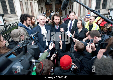 Occupare Londra, rappresentato da Tammy Samede (2R), George Barda (C capelli scuri) , Daniel Ashman (L) e i loro consigli MichaelPaget (2 L) falliscono nel loro ricorso in tribunale. Ciò significa che il loro sfratto è ora in grado di procedere. Royal Courts of Justice, Londra, UK, 22 febbraio 2012. Foto Stock