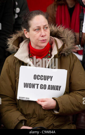 Occupare Londra falliscono nel loro ricorso in tribunale. Ciò significa che il loro sfratto è ora in grado di procedere. Essi ritorno al campo per decidere cosa fare da discutere nel loro "università" tenda. San Paolo Catherdral, Londra, UK, 22 febbraio 2012. Foto Stock