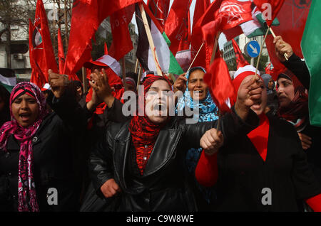 Febbraio 23, 2012 - Gaza City, nella Striscia di Gaza, Territori palestinesi - i sostenitori del Fronte democratico per la liberazione della Palestina (DFLP) gridare slogan durante un rally che segna il 43° anniversario del movimento di stabilimento nella città di Gaza il 23 febbraio 2012. Foto di Ashraf Amra (credito Immagine: © Foto Stock