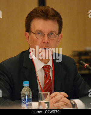 Febbraio 24, 2012, Tokyo, Giappone - Lars-Erik Holm, direttore generale della Swedish Radiation Protection Authority, parla durante un incontro di Tokyo detenute dal governo-nominato inchiesta e comitato di verifica per l'incidente a Fukushima No. 1 impianto di alimentazione su Venerdì, 24 febbraio, 2012. <br> Foto Stock