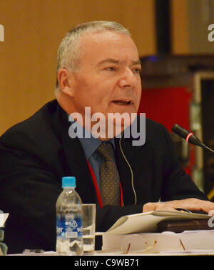 Febbraio 24, 2012, Tokyo, Giappone - Andre-Claude Lacoste, presidente della Francia di autorità per la sicurezza nucleare, parla durante un incontro di Tokyo detenute dal governo-nominato inchiesta e comitato di verifica per l'incidente a Fukushima No. 1 impianto di alimentazione su Venerdì, 24 febbraio, 2012. <br><br> Lacos Foto Stock