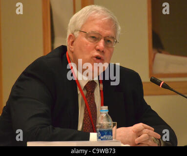 Febbraio 24, 2012, Tokyo, Giappone - Richard A. Meserve, presidente della Carnegie Institution, parla durante un incontro di Tokyo detenute dal governo-nominato inchiesta e comitato di verifica per l'incidente a Fukushima No. 1 impianto di alimentazione su Venerdì, 24 febbraio, 2012. <br><br> Meserve era uno Foto Stock