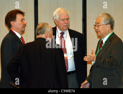 Febbraio 24, 2012, Tokyo, Giappone - Yotaro Hatamura, destra, presidente del governo-nominato inchiesta e comitato di verifica per l'incidente a Fukushima No. 1 impianto di alimentazione, parla di un gruppo di esperti nucleari prima di una riunione in un hotel di Tokyo il venerdì 24 febbraio, 2012. Essi sono, da Foto Stock