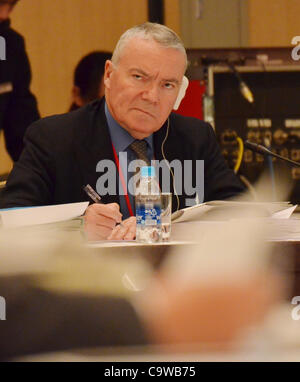 Febbraio 24, 2012, Tokyo, Giappone - Andre-Claude Lacoste, presidente della Francia di autorità per la sicurezza nucleare, partecipa a una riunione di Tokyo detenute dal governo-nominato inchiesta e comitato di verifica per l'incidente a Fukushima No. 1 impianto di alimentazione su Venerdì, 24 febbraio, 2012. <br><br> Lacoste era Foto Stock