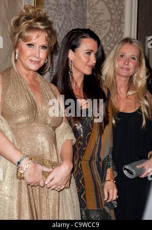 Kathy Hilton, Kyle Richards Kim Hilton presso gli arrivi per QVC Buzz sul tappeto rosso Oscar Party, Four Seasons Hotel Los Angeles, CA, 23 febbraio 2012. Foto di: Emiley Schweich/Everett Collection Foto Stock