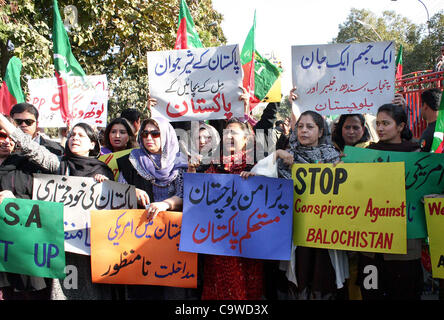 I sostenitori del Tehreek-e-Insaf (PTI) chant slogan contro gli USA Risoluzione sul problema di Balochistan durante la manifestazione di protesta presso il consolato americano a Lahore Venerdì 24 Febbraio, 2012. Foto Stock