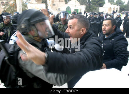 Febbraio 24, 2012 - Gerusalemme, Gerusalemme, Territorio palestinese - le donne palestinesi sostengono con israeliano la polizia antisommossa come essi guardia un ingresso alla Cupola della Roccia durante gli scontri in esecuzione sul composto noto ai musulmani come il santuario di nobili e per gli Ebrei come il Monte del Tempio in Gerusalemme la città vecchia di Febr Foto Stock