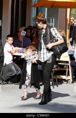 Febbraio 24, 2012 - Hollywood, California, Stati Uniti - JESSICA ALBA e figlia Honor-Marie lasciando M Cafe de Chaya.Beverly Hills, CA.24 febbraio 2012.(Immagine di credito: Â© Roger Harvey/Globe foto/ZUMAPRESS.com) Foto Stock