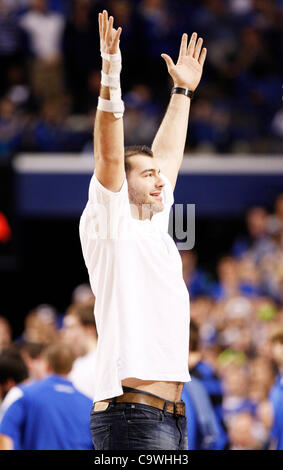 Febbraio 25, 2012 - Lexington, KY, noi - Ex Wildcat e la corrente New York Knick josh Harrellson era la ''Y'' in Kentucky durante un time out nella seconda metà della Vanderbilt in Kentucky Rupp Arena di Lexington, KY., nel febbraio 25, 2012. Foto di Pablo Alcala | personale (credito Immagine: © Lexington Herald- Foto Stock