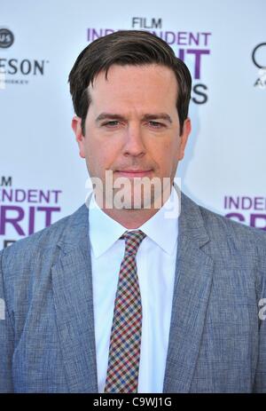 Ed Helms presso gli arrivi per 2012 Film Independent Spirit Awards - Gli arrivi 2, sulla spiaggia, Santa Monica, CA, 25 febbraio 2012. Foto di: Gregorio Binuya/Everett Collection Foto Stock