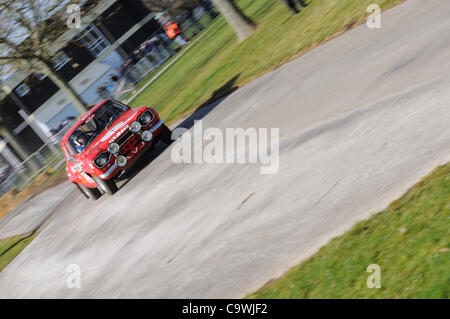 25 Feb 2012 - Stoneleigh Park, Coventry, Regno Unito. Kevin Jones guida un 1972 Ford Escort RS1600 MK1 in Live Rally a Race Retro Foto Stock